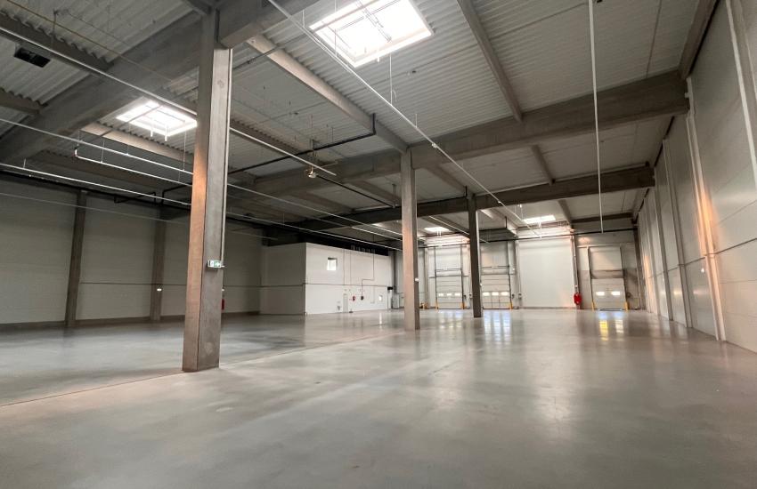 Kiadó raktár Törökbálint M1-as autópálya mellett 