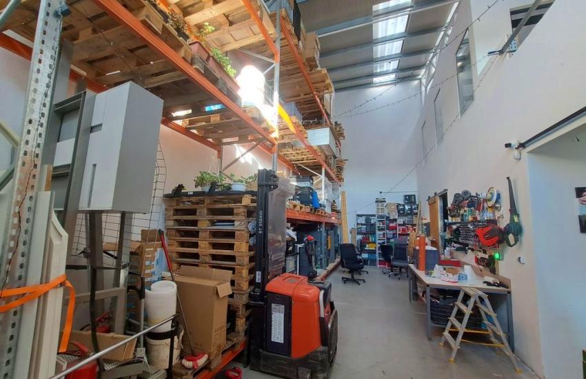 Eladó műhely Nagytarcsa galáriával